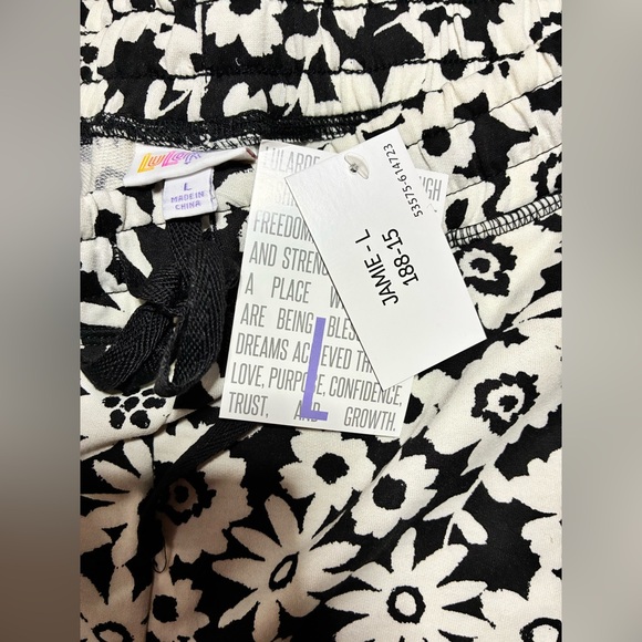 LuLaRoe Black and White Floral women’s Shorts - Picture 2 of 3